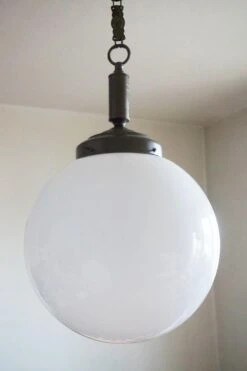 Set Of Three Italian Art Deco Large Hand Blown Opaline Glass Pendants, 1930s -Promos Meubles Boutique DSC9552 master