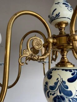 1940s Dutch Brass And Porcelain Hand Painted Delft Blue And White Chandelier -Promos Meubles Boutique IMG 1685452684861 master