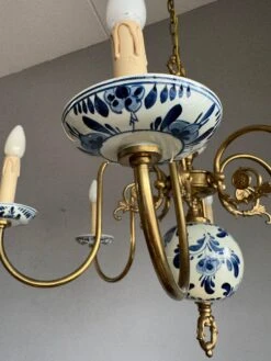 1940s Dutch Brass And Porcelain Hand Painted Delft Blue And White Chandelier -Promos Meubles Boutique IMG 1685452698526 master