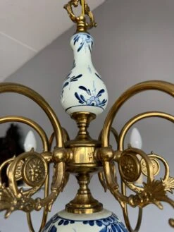 1940s Dutch Brass And Porcelain Hand Painted Delft Blue And White Chandelier -Promos Meubles Boutique IMG 1685452703045 master