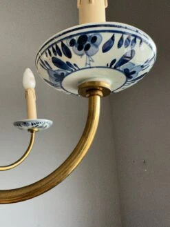 1940s Dutch Brass And Porcelain Hand Painted Delft Blue And White Chandelier -Promos Meubles Boutique IMG 1685452707151 master