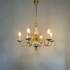 1940s Dutch Brass And Porcelain Hand Painted Delft Blue And White Chandelier -Promos Meubles Boutique IMG 5131D master