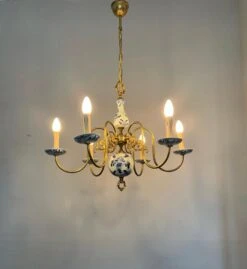 1940s Dutch Brass And Porcelain Hand Painted Delft Blue And White Chandelier -Promos Meubles Boutique IMG 5133D master