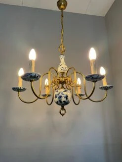 1940s Dutch Brass And Porcelain Hand Painted Delft Blue And White Chandelier -Promos Meubles Boutique IMG 5135D master
