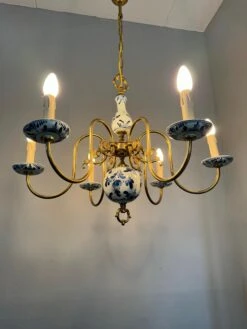 1940s Dutch Brass And Porcelain Hand Painted Delft Blue And White Chandelier -Promos Meubles Boutique IMG 5138D master