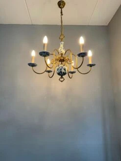 1940s Dutch Brass And Porcelain Hand Painted Delft Blue And White Chandelier -Promos Meubles Boutique IMG 5140D master