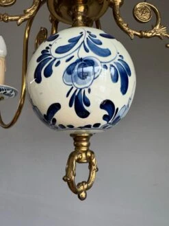 1940s Dutch Brass And Porcelain Hand Painted Delft Blue And White Chandelier -Promos Meubles Boutique IMG 5142D master