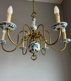 1940s Dutch Brass And Porcelain Hand Painted Delft Blue And White Chandelier -Promos Meubles Boutique IMG 5149D master