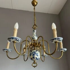 1940s Dutch Brass And Porcelain Hand Painted Delft Blue And White Chandelier -Promos Meubles Boutique IMG 5150D master