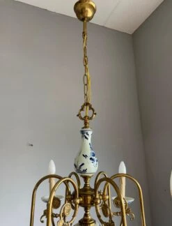 1940s Dutch Brass And Porcelain Hand Painted Delft Blue And White Chandelier -Promos Meubles Boutique IMG 5151D master