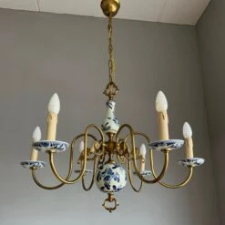 1940s Dutch Brass And Porcelain Hand Painted Delft Blue And White Chandelier -Promos Meubles Boutique IMG 5154D master