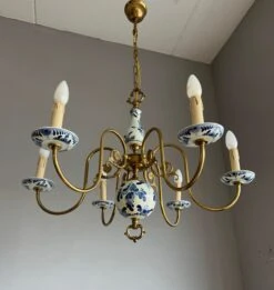 1940s Dutch Brass And Porcelain Hand Painted Delft Blue And White Chandelier -Promos Meubles Boutique IMG 5155D master
