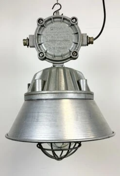 Large Industrial Cast Aluminium Cage Pendant Light From Polam Wilkasy, 1970s 23 Large Industrial Cast Aluminium Cage Pendant Light From Polam Wilkasy, 1970s -Promos Meubles Boutique IMG 7717 master