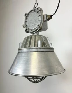 Large Industrial Cast Aluminium Cage Pendant Light From Polam Wilkasy, 1970s 27 Large Industrial Cast Aluminium Cage Pendant Light From Polam Wilkasy, 1970s -Promos Meubles Boutique IMG 7727 master