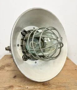 Large Industrial Cast Aluminium Cage Pendant Light From Polam Wilkasy, 1970s 39 Large Industrial Cast Aluminium Cage Pendant Light From Polam Wilkasy, 1970s -Promos Meubles Boutique IMG 7739 master