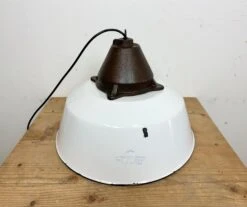Industrial White Enamel And Cast Iron Pendant Light, 1960s -Promos Meubles Boutique IMG 8400 master