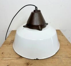 Industrial White Enamel And Cast Iron Pendant Light, 1960s -Promos Meubles Boutique IMG 8403 master
